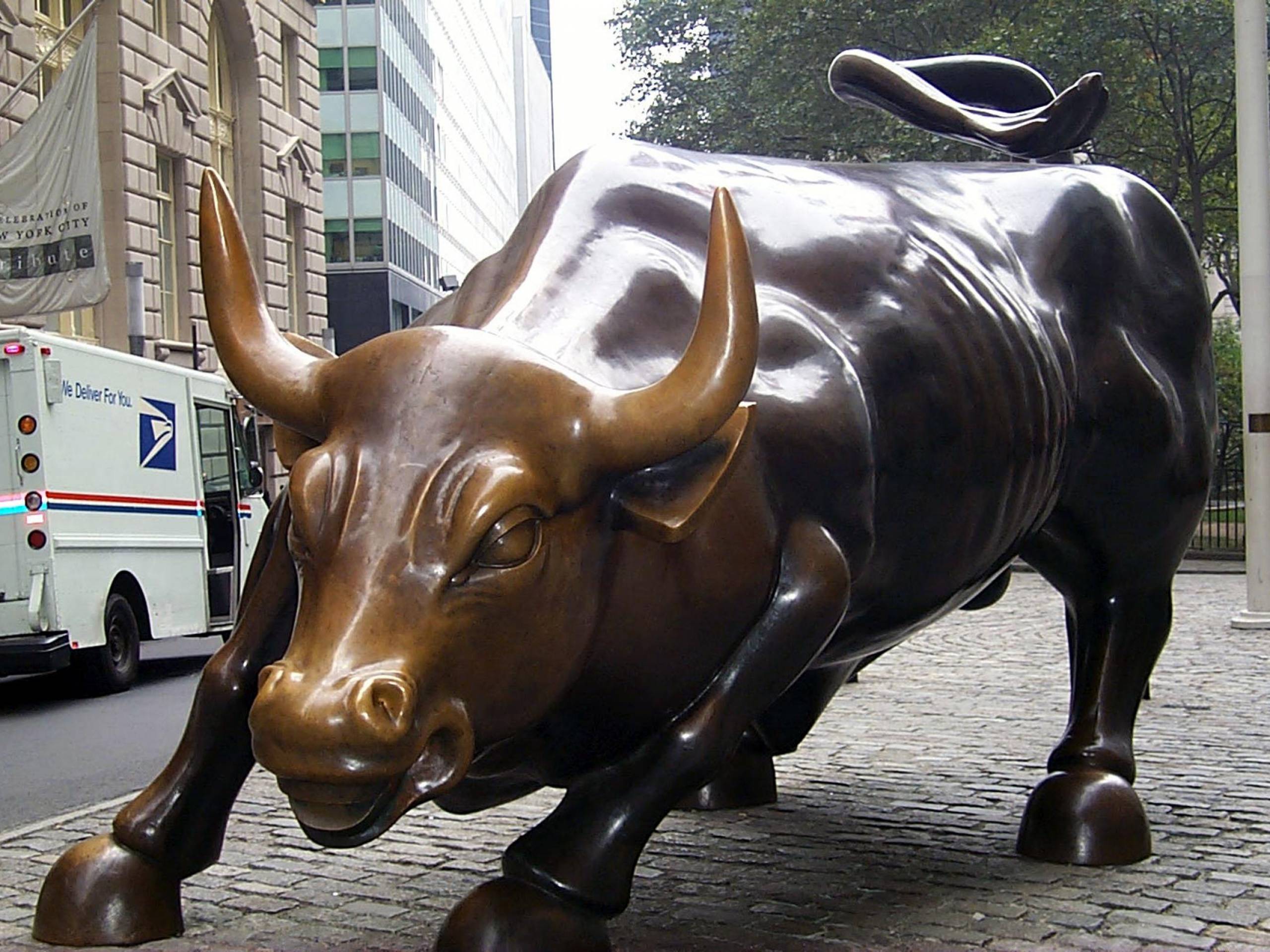 Атакующий бык на уолл-стрит в нью-йорке. Известный бык. Бык в днепре на трассе. Бык в шанхае. Атакующий бык скульптура нью-йорк.