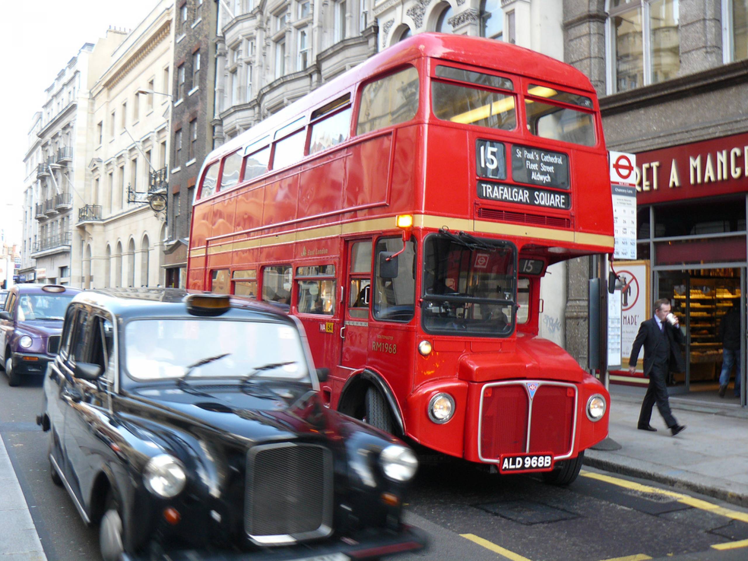 Красный автобус маршрутка. Лондонский даблдекер. Дабл Деккер автобус символ Лондона. Лондон будка и автобус. Ред Дабл Деккер бас.