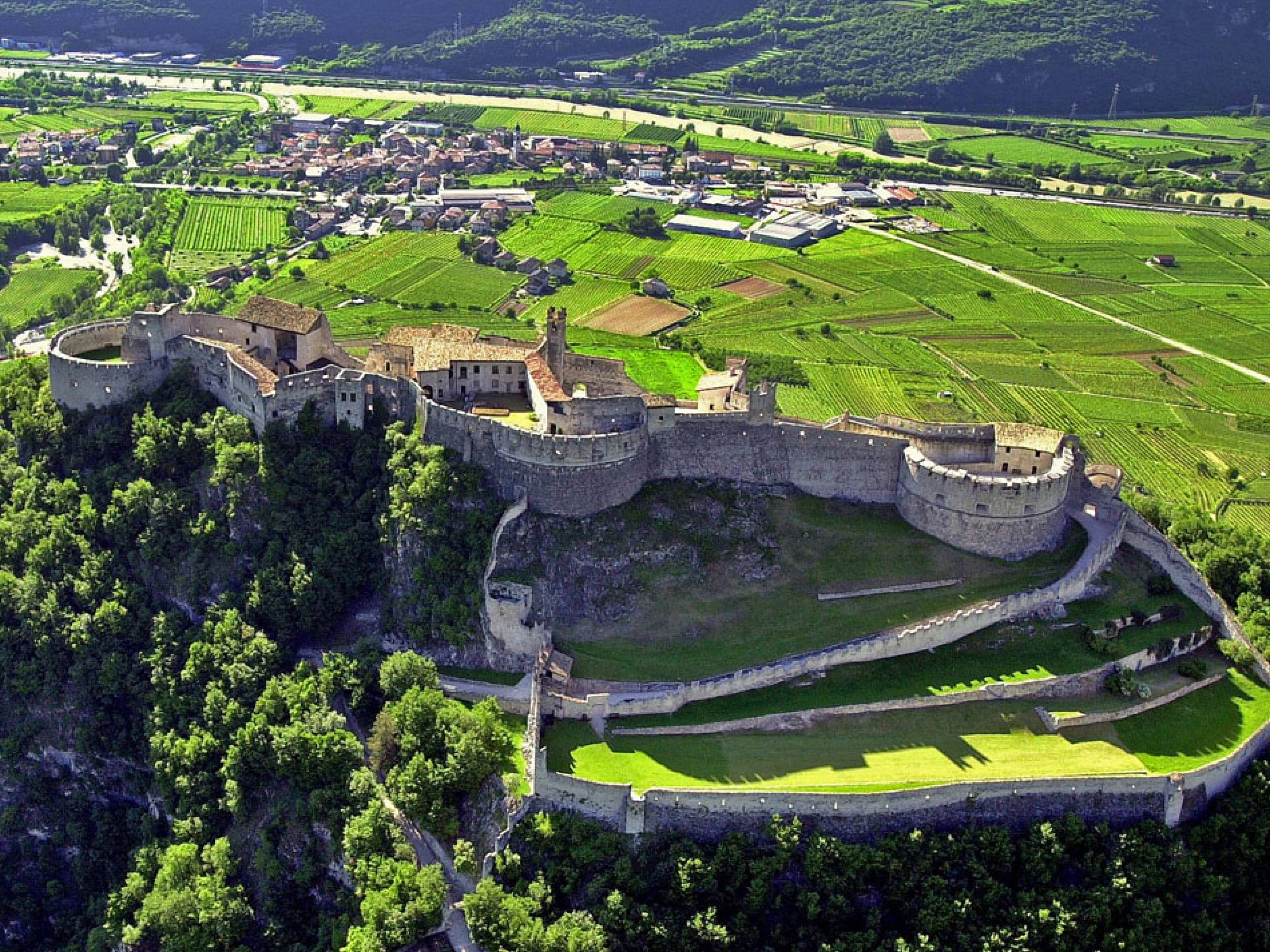 Окружение крепости. Замок Безено Италия. Италия замок Безено Трентино. Замок Тауферс в Италии. Кастель (крепость).